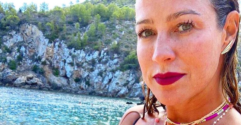 Luana Piovani renova bronzeado e faz topless durante dia de praia em Ibiza