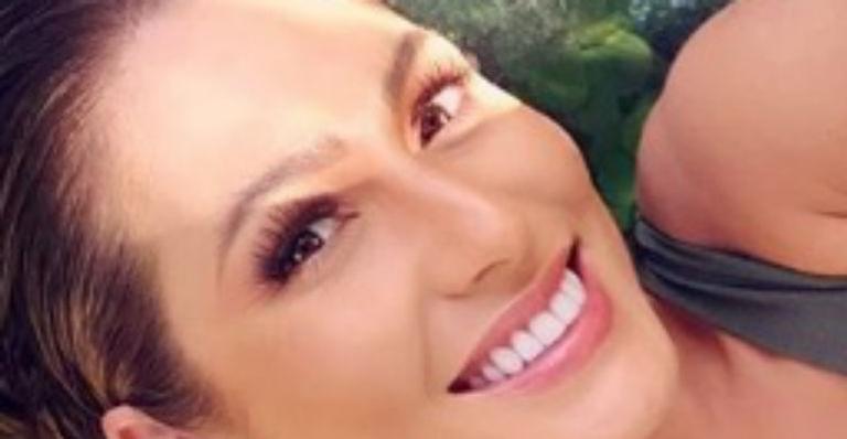 Poderosa, Lívia Andrade arranca suspiros da web ao surgir sorridente com decote generoso: “Uma Deusa”
