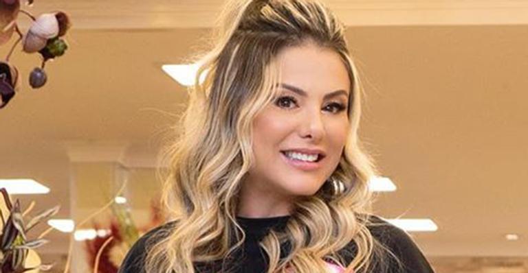 Aos 43 anos, esposa de Leonardo atrai olhares ao deixar a barriga de fora com look ousado