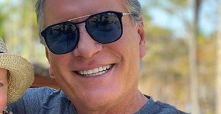Durante viagem, filha de Roberto Justus surge de chapéu ao lado do pai e beleza chama atenção