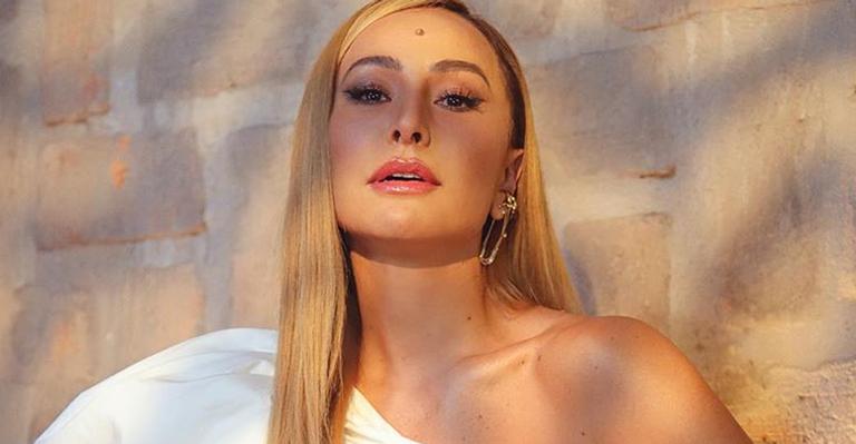 Sabrina Sato posa com vestido verde diferentão e vira meme na web: “Mulher alface”