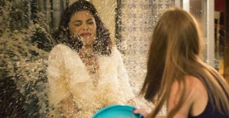 Totalmente Demais: Eliza humilha e dá banho de esgoto em Carolina