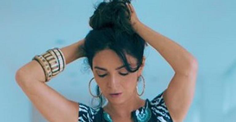 Aos 57 anos, Claudia Ohana deixa virilha de fora com maiô cavadíssimo: “Que escândalo!”