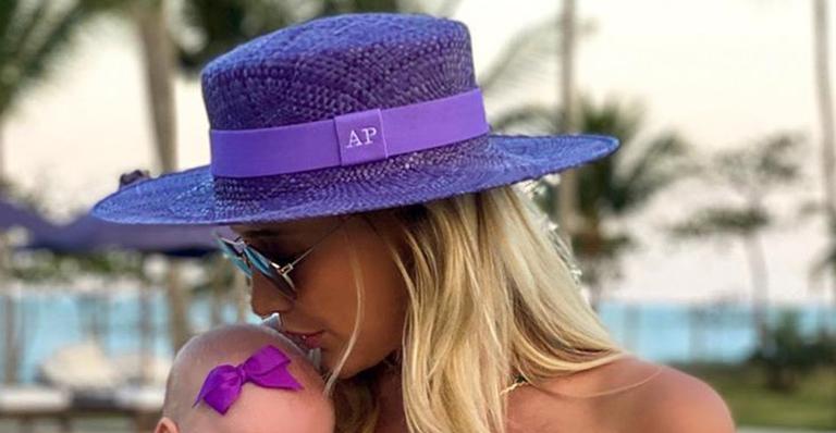 Esposa de Roberto Justus surge de biquíni com a filha nos braços e fãs reagem: “Magérrima”