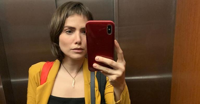 Leticia Colin corta o cabelo em casa e resultado diverte seguidores: ”Misericórdia”
