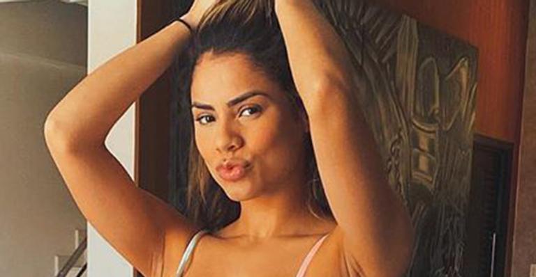 Ousada, Lexa surge em casa com o shortinho jeans aberto e blusinha sem sutiã: “Delícia”
