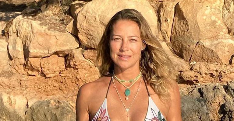 Aos 44 anos, Luana Piovani surge ao natural em foto de biquíni sem retoques: “Novas vivências”