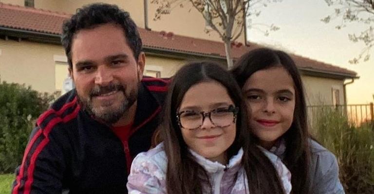Super pai, Luciano Camargo encanta web com momento especial ao lado das herdeiras
