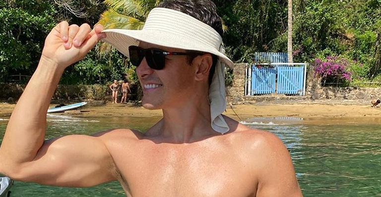 Aos 46 anos, Rodrigo Faro surge de microsunga e confessa vergonha com clique ousado