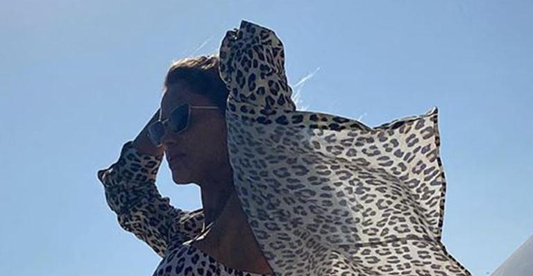Esposa de Gusttavo Lima causa ao exibir corpaço com maiô cavado em iate de luxo: “Escândalo”