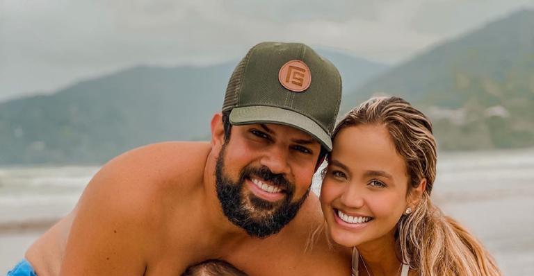 Biah Rodrigues e Sorocaba levam herdeiro na praia pela primeira vez