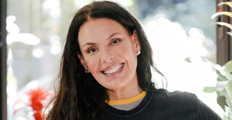Carolina Ferraz muda o visual e adere os fios mais longos: “Pirei no cabelão”