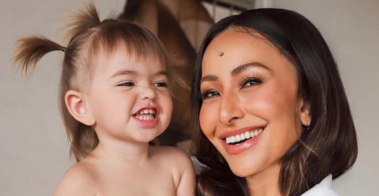 Com 1 ano, filha de Sabrina Sato surge com sapato grifado nos pé: “Vaidosa e elegante”