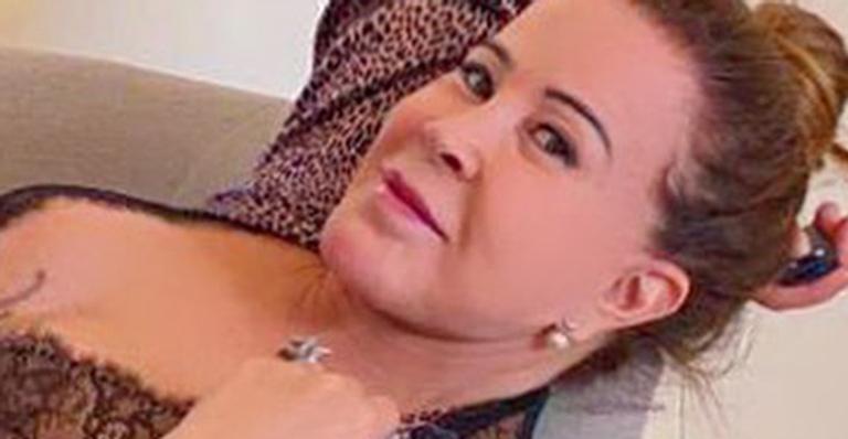 Aos 62 anos, Zilu Camargo esbanja sensualidade ao posar de camisola com decote generoso