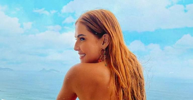 Em clique feito pelo marido, Deborah Secco coloca bumbum pra jogo e arranca suspiros