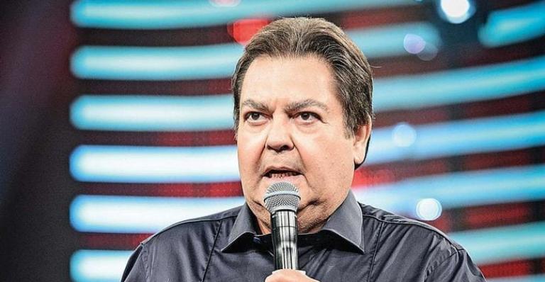 De bermuda, Faustão surge em sua mansão em momento raro de sua intimidade
