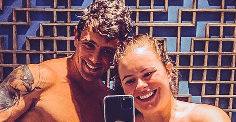 Rafael Cardoso e Mari Bridi surgem em clique íntimo no banheiro de casa: “Casal que tá se achando”