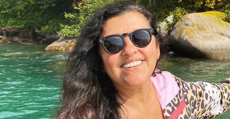 Regina Casé surge em cenário paradisíaco e declara amor pela mata