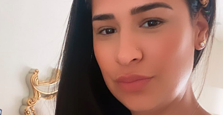 Simone mostra calça estourada após ganho de peso na gravidez: “Não fecha mais”