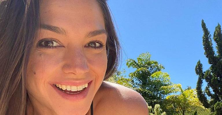 De biquíni, Thais Fersoza doura o corpão em sua nova mansão e boa forma surpreende