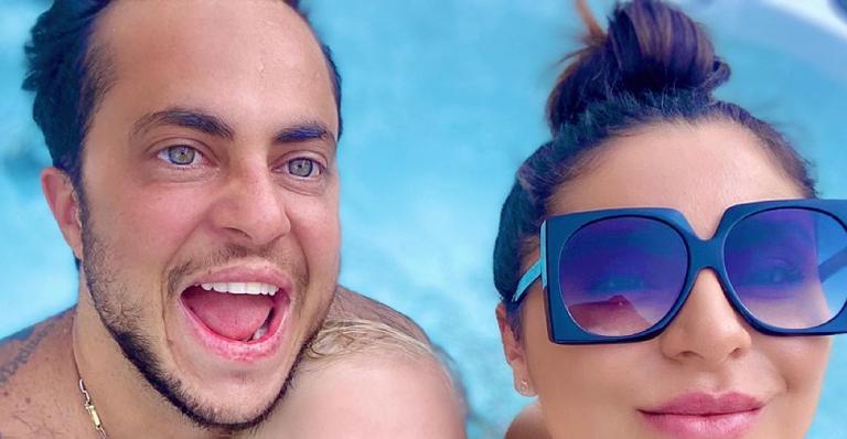 Filho de Andressa Ferreira e Thammy Miranda rouba a cena ao surgir sorridente em banho de piscina