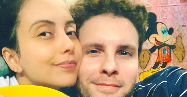 Thiago Fragoso compartilha momento raro de intimidade com a esposa: ”Clássico”
