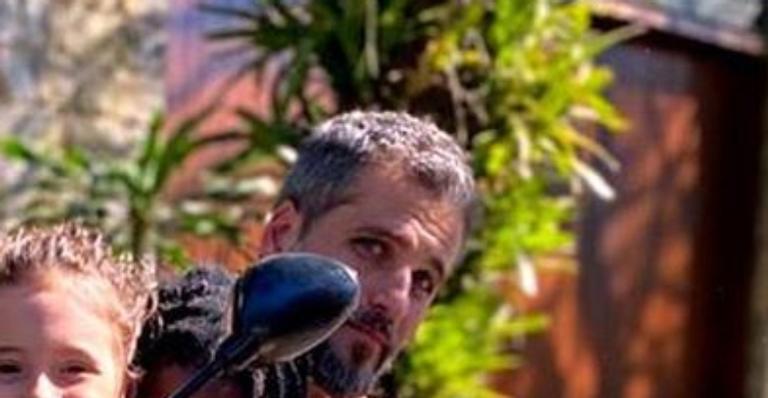 Bruno Gagliasso leva os filhos para passeio de moto pelo condomínio: ”Paizão!”