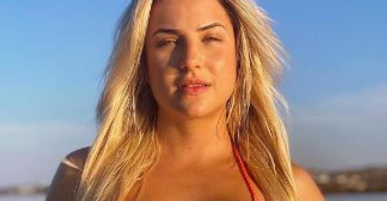 De biquíni, ex-BBB Gabi Martins ostenta abdômen sequinho e coleciona suspiros: ”Perfeita”