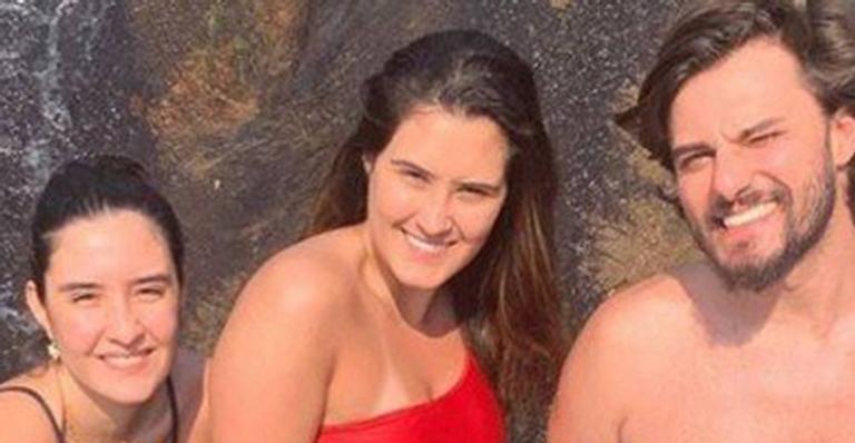 Filhas de Fátima Bernardes surgem de biquíni ao curtir cachoeira com o primo: “Gatíssimas”