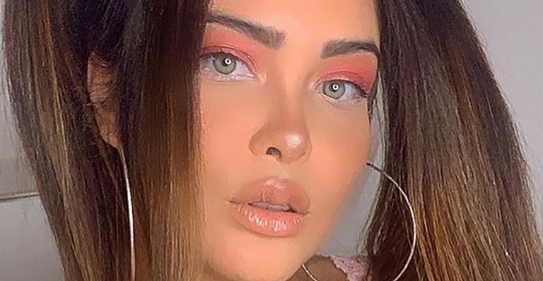 Geisy Arruda eleva a temperatura ao posar de topless e calcinha mínima: “Mãe tá on”