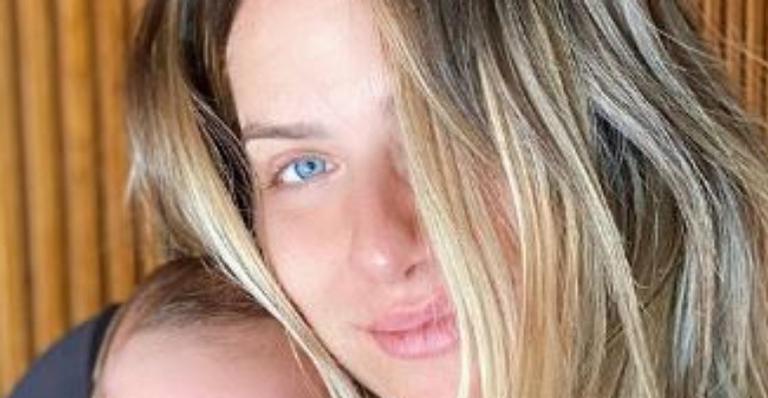 Mamãe coruja, Giovanna Ewbank posa com caçula em momento íntimo e se emociona