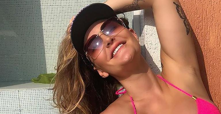 Só de biquíni, Laura Keller ostenta corpão um mês após dar à luz: “Já se foram 10 kg”