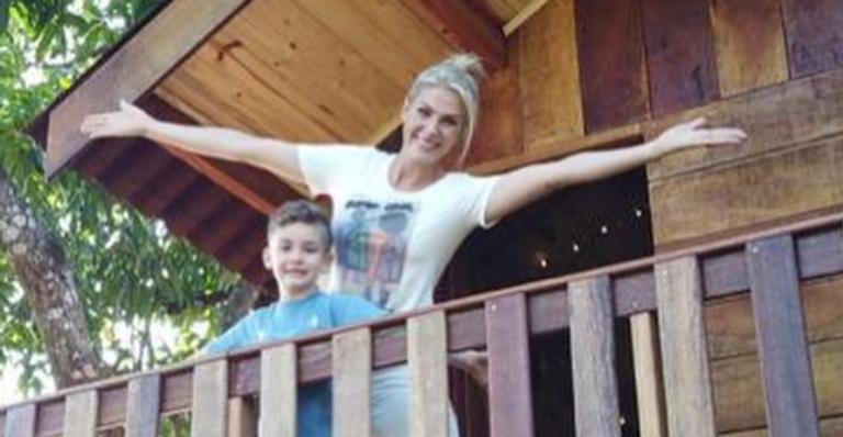 Ana Hickmann faz tour pela casa na árvore do filho e espanta web: ”Uma mansão”