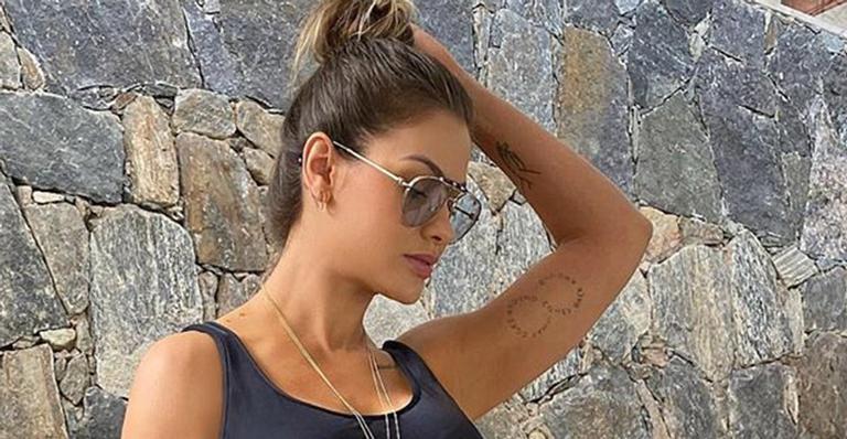 Esposa de Gusttavo Lima monta look caríssimo combinando regata e saia: “Pronta pra começar a semana”
