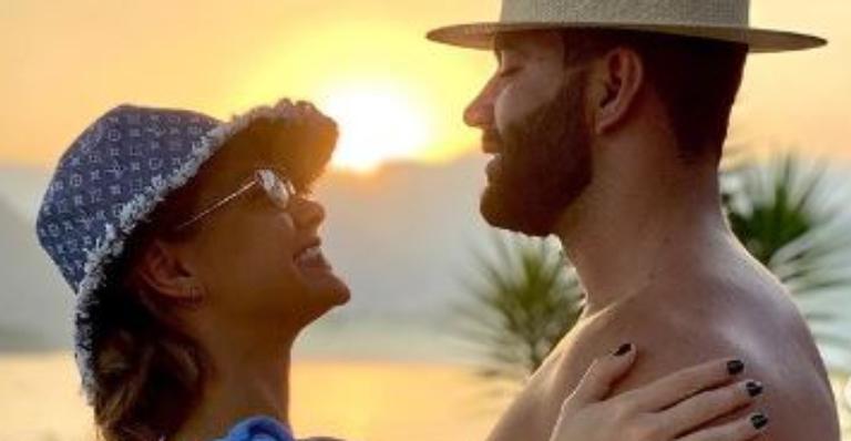 Andressa Suita esbanja romantismo em clique nos braços de Gusttavo Lima: ”Te fazer feliz”