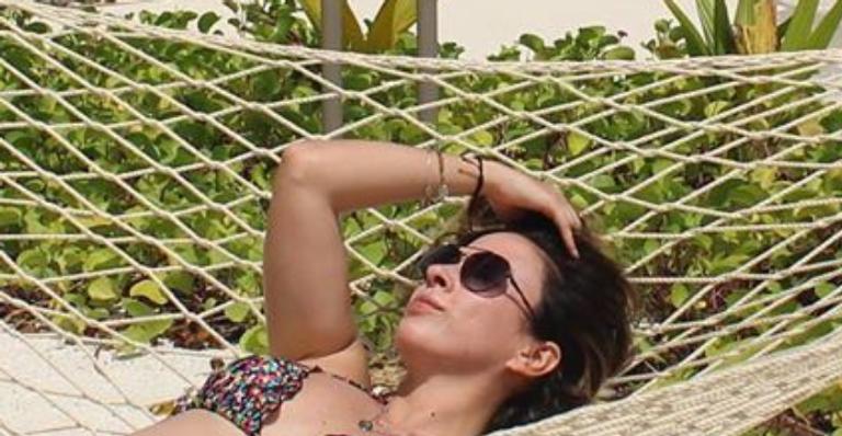 Em raro clique, Tatá Werneck faz pose com biquíni cavadíssimo e exibe bumbum durinho