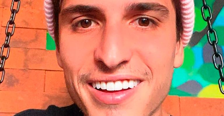 Ex-BBB Felipe Prior publica foto misteriosa com chapéu de fazendeiro: “Não brinca”