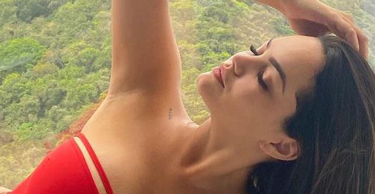 Exuberante, filha de Kelly Key posa com maiô cavado e quase mostra demais: “Perfeita”