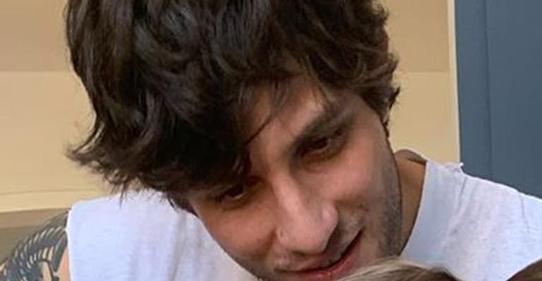 Grandona e esperta, filha de Laura Neiva e Chay Suede ouve o pai tocar violão: “Meus amores”