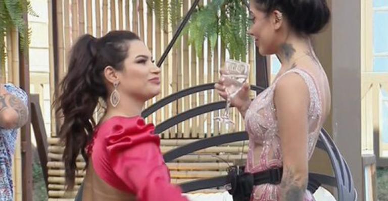 A Fazenda 12: MC Mirella fica revoltada ao reencontrar desafeto: “Ela é amante do meu ex”