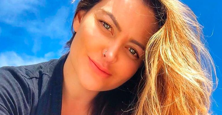 Pouco mais de um mês após dar à luz, Laura Keller posa de roupa íntima e fala sobre corpo: “O que vestir?”