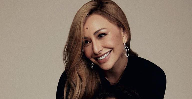 Sabrina Sato posa agarradinha com a mãe e faz homenagem de aniversário: “Muito amor”