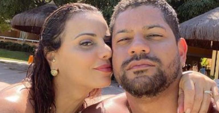 Viviane Araújo troca beijos quentes com o namorado gato na piscina: ”O amor mais verdadeiro”