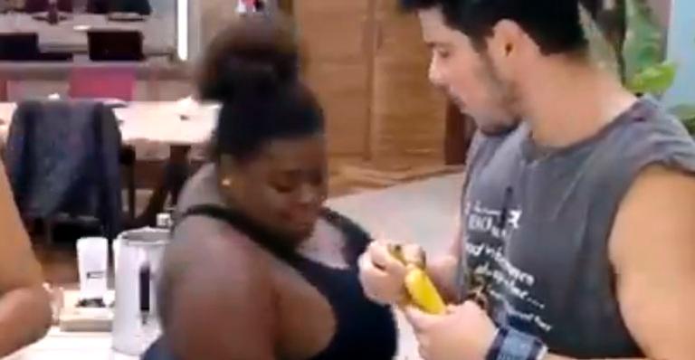 A Fazenda 12: Jojo Todynho vira assunto ao agarrar partes íntimas de JP Gadêlha: “Sua mandioca é boa?”