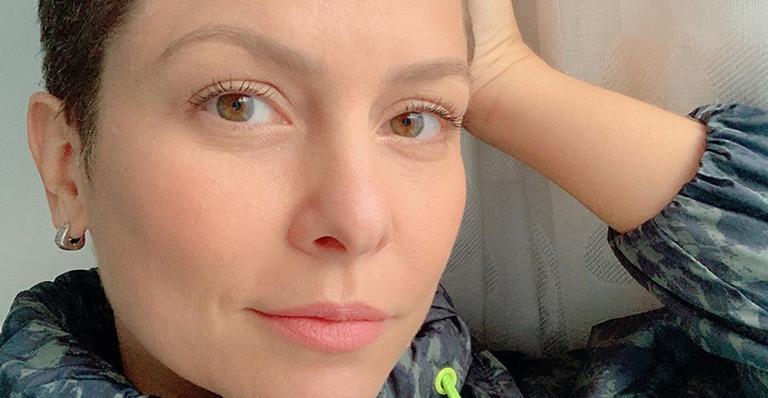 Bárbara Borges surpreende a web ao surgir com cabelo roxo: “Compromisso de transformação”