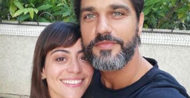 Carol Castro mata as saudades do namorado, Bruno Cabrerizo, por vídeo chamada: ”Amor”