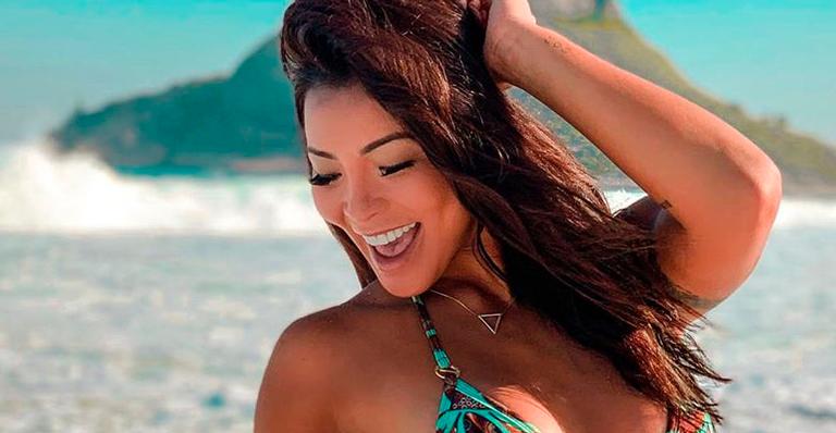 Carol Nakamura ostenta curvas acentuadas em biquíni micro e seguidores elogiam: “Espetáculo da natureza”