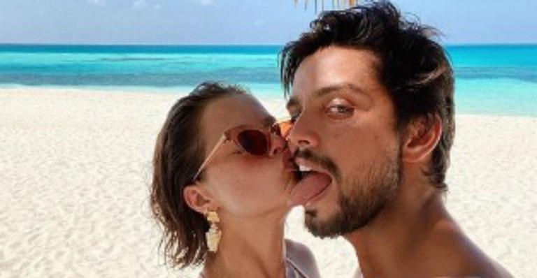 Com COVID-19, Rodrigo Simas e Agatha Moreira protagonizam cena romântica e encantam: “Assim vou morrer de tanta fofura”