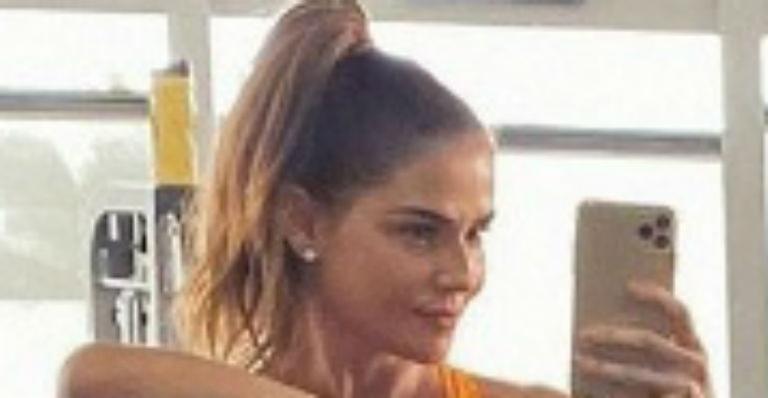 Dona de um corpão invejável, Deborah Secco surge na academia muito bem acompanhada: “Versão máster e versão mini”