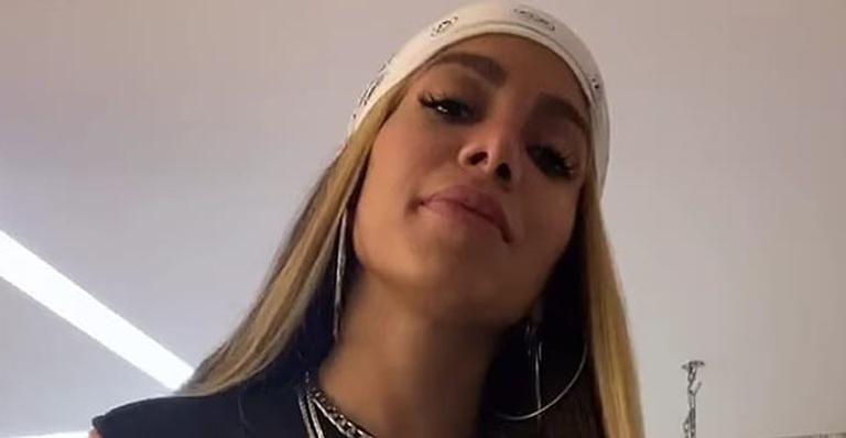 É real? Anitta publica antes e depois da barriga após massagem milagrosa: “Descoberto o segredo”